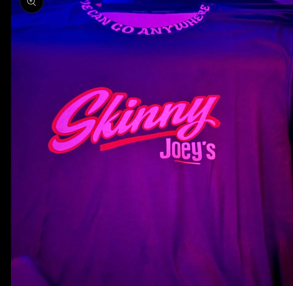 Skinny Joeys Signature Script Sport-T-Shirt