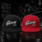 Casquette à visière plate brodée de Skinny Joey
