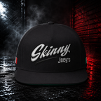 Casquette à visière plate brodée de Skinny Joey