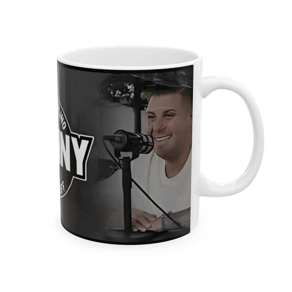 Mug with a person smiling and holding a microphone, featuring the text 'No Dizzy'.