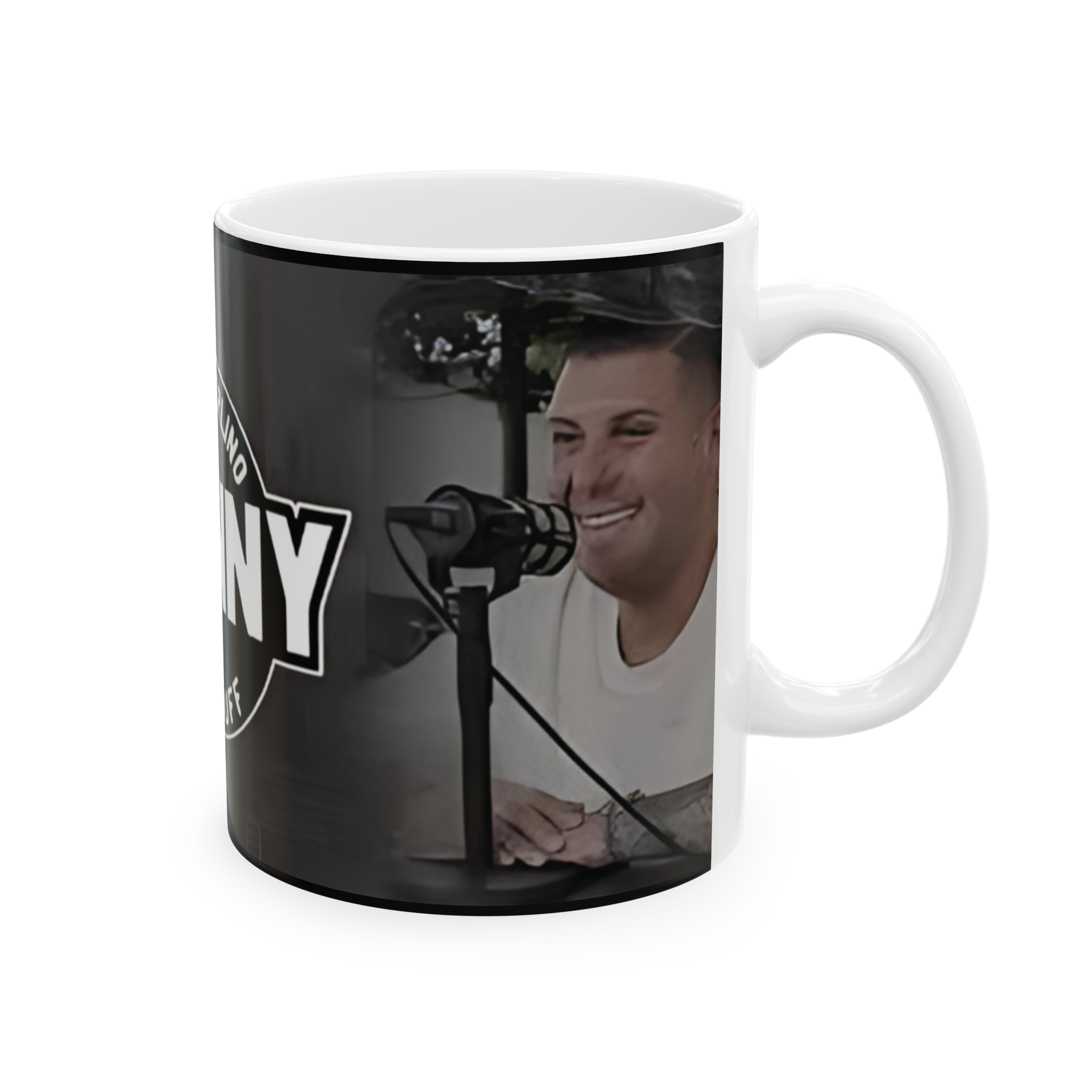 Mug with a person smiling and holding a microphone, featuring the text 'No Dizzy'.